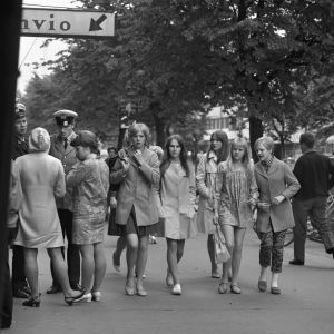 På 1960-talet började man se minikjolen i gatubilden. Kvinnor i gatubilden på 1960-talet.