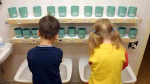 Pika ja tyttö pesevät käsiään päiväkodissa. (2002)