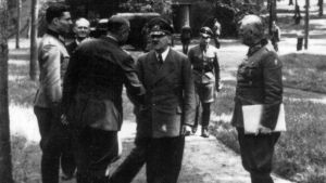 Före attentatet: Stauffenberg, Puttkamer, Bodenschatz, Hitler och Keitel framför byggnaden där bomben exploderade den 20 juli 1944. Före attentatet: tauffenberg, Puttkamer, Bodenschatz, Hitler och Keitel framför byggnaden där bomben exploderade den 20 juli 1944.