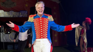 Sebastian ser till att cirkuspubliken trivs Sebastian fungerar som konferencier på Cirkus Finlandia 2017