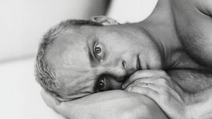 Jonas Gardell växte upp i min familj som inte tolererade svaghet. Då Jonas blir våldtagen som tonåring låtsas mamma Ingegärd därför att det aldrig hänt. Jonas Gardell ligger på sida, Ansiktsbild.