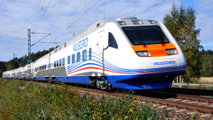 Med Allegro tar det bara 3,5 timmar att resa från Helsingfors till Sankt Petersburg. Ett allegrotåg i sommarlandskap.