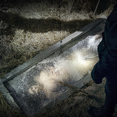 Ett nedfryst kvinnligt offer i tv-serien Sorjonen. 