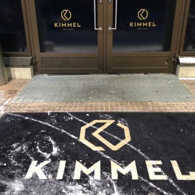 Yökerho Kimmelin ulko-oven edusta Joensuussa.