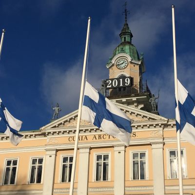 Porin kaupunki suruliputtaa Olli Lindholmin kuoleman takia.
