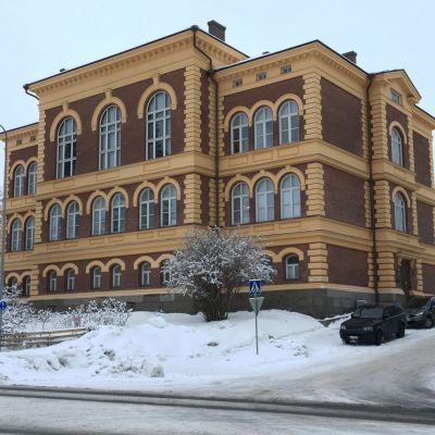 Savonlinnan kaupungintalo talvisäässä.