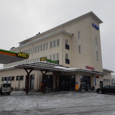 ABC-asema ja sen takana korkea kerrostalo