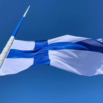Suomen lippu nousee satametriseen salkoon.