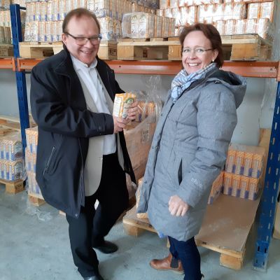 Kari Huikuri (vas.) jauhopaketti kädessä ja Anne Vänskä Liperin Myllyn jauhovarastossa.