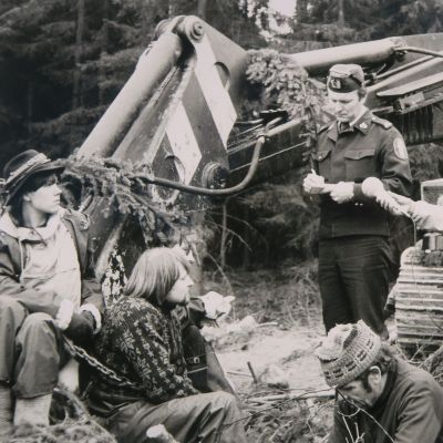 Luontoaktivistit, poliisi ja toimittaja Koijärvellä