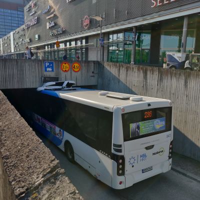HSL bussi jumissa Sellon kauppakeskuksella