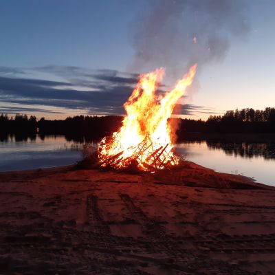 Kokko palaa juhannusaattona Keski-Suomessa.