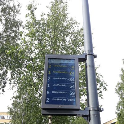 Digitaalinen näyttötaulu bussipysäkillä Joensuussa.