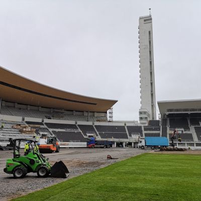 Olympiastadionilla asennetaan nurmikkoa. Yli puolet nurmikosta tehty.