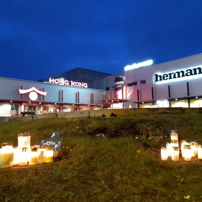 Kynttilöitä kauppakeskus Hermanin edustalla.
