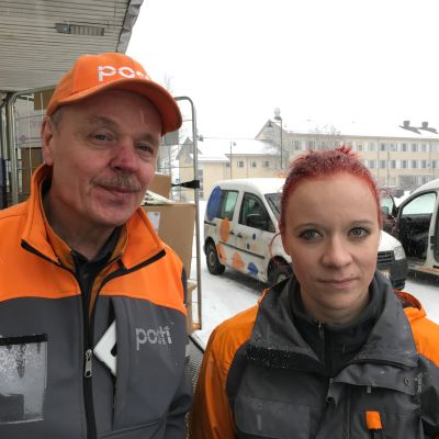 Postinjakajat Juha Heikkilä ja Anna Lipsanen lähdössä viemään paketteja.