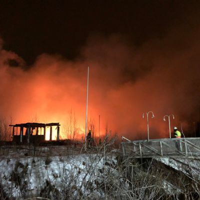 Punaiset liekit lyövät tanssilava Törmän palaessa Joensuussa.