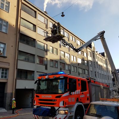 Paloauto tulipalopaikalla Kulmavuorenkadulla.