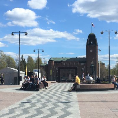 Näkymä Joensuun torilta kaupungintalolle päin.