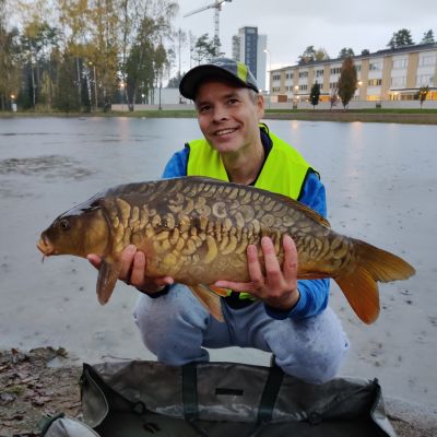 Markus Sällinen pitelee suurta karppia.