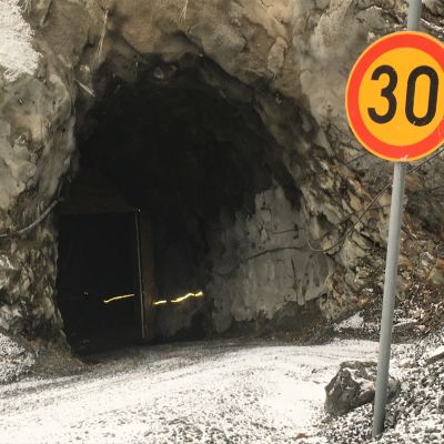 Pampalon kultakaivokseen uumeniin johtavan tunnelin suuaukko Ilomantsin Hattuvaarassa.