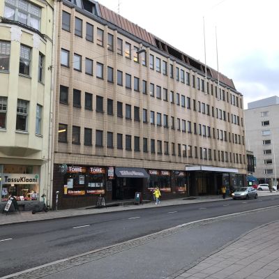 Yliopistonkatu 30:n kerrostalo ulkoapäin kuvattuna.