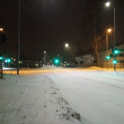 Aamuöinen lumisade on peittänyt kadut ja jalkakäytävät. Auraajia odotetaan vielä. 
