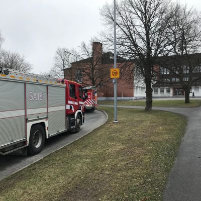 Paloautoja Kuninkaanhaan koulun pihassa.