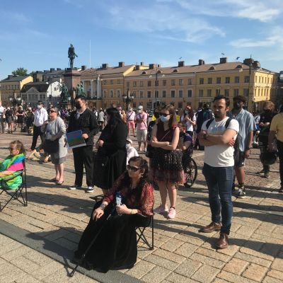 Mielenilmauksen osallistujia Senaatintorilla.