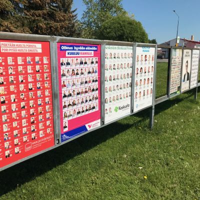 Kuntavaalimainoksia Länsi-Porissa kesäkuun alussa 2021.