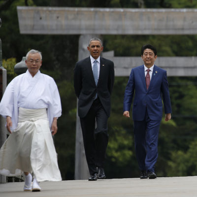 USA:s president Barack Obama beledsagas av Japans premiärminister Shinzo Abe under ett besök i shintohelgedomen i Ise