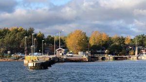 Tiina Hannula har sålt många sommarstugor i Gustavs ifjol. Osnäs hamn i Gustavs, höstfärger på träden