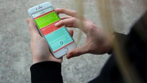 Arkivbild. Användare på Jodel kan ställa frågor om skulder och utsökning till Utsökningsverkets sakkunniga under onsdagen den 24 mars. Flicka läser inlägg på Jodel.