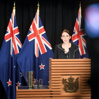 Nya Zeelands premiärminister Jacinda Ardern talar i parlamentet.