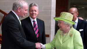 En historisk handskakning då den tidigare IRA-kommendören Martin McGuinnes och Storbritanniens drottning Elisabeth möttes år 2014. Sinn Féin-politikern och tidigare IRA-kommendören Martin MCGuinness skakar hand med Drottning Elisabeth.