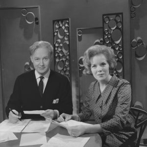 Levylautasen toimittajat Eino Virtanen ja Marjo Sundström. TV1:n ohjelma Levylautanen (Suomen Televisio). Tuottaja Eino Virtanen ja Marjo Sundström lukevat katsojien lähettämiä kirjeitä.