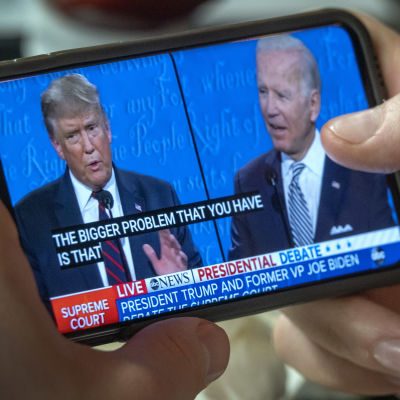 Donald Trump och Joe Biden på en telefonskärm