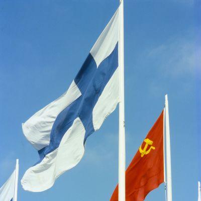 finlands och sovjetunionens flaggor