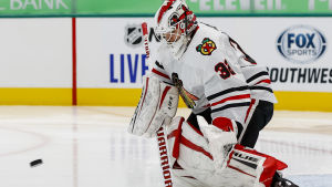 Kevin Lankinen har etablerat sig som Chicagos målvaktsetta under sin första NHL-säsong. Kevin Lankinen räddar pucken.