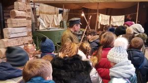 Ryska barn går bland annat på museum för att lära sig om krigshistoria. Barn står på rad på museum där de lär sig krigshistoria.