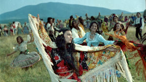 Mustalaisleiri muuttaa taivaaseen (1976), elokuvan still-kuva