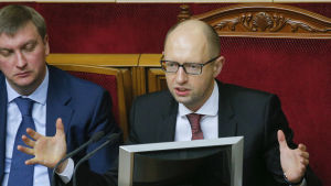 Premiärminister Arsenij Jatsenjuks koalitionsregering är i praktiken förlamad. Delar av hans block motsätter sig reformer och har förhalat arbetet mot korruption. Premiräminister Arsenij Jatsenjuk talar till parlamentet i Kiev.