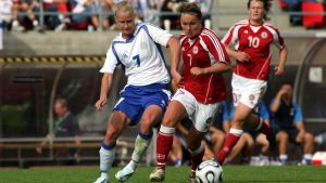 Anne Mäkinen hör till Finlands bästa kvinnliga fotbollsspelare genom tiderna. Hon valdes till EM-turneringens bästa spelare 2005 (bilden från EM 2009). Anne Mäkinen, Finland-Danmark 2006.