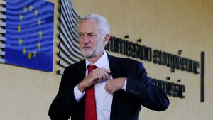 Jeremy Corbyn riktade skarp kritik mot Theresa May och hennes parti. Jeremy Corbyn utanför EU-kommissionen.