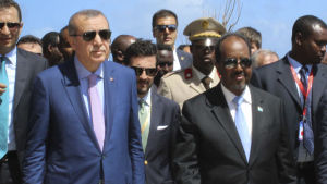 Turkiet vill försäkra sig om fortsatta stora byggprojekt i Somalia. Turkiets president Recep Tayyip Erdogan med Somalias president Hassan Sheikh Mohamud under Erdogans besök i Mogadishu 3.6.2016 Turkiets president Recep Tayyip Erdogan med Somalias president Hassan Sheikh Mohamud under Erdogans besök i Mogadishu 3.6.2016