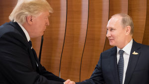 Många tankar inför måndagens möte mellan presidenterna Trump och Putin. Donald Trump och Vladimir Putin skakar hand för första gången.