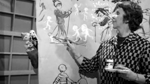 Kylli-täti Kylli Koski piirtää ja maalaa tarinaa Lasten ruutu -ohjelmassa 1960