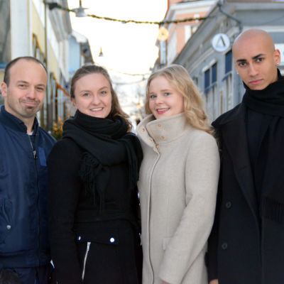 Kristoffer Holmberg, Emilia Ekström, Kreetta Kiviniemi och Markus Vestersund ute på en gata. 