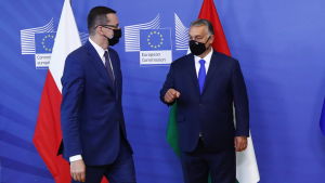 Ungerns Viktor Orbán (t.h.) och Polens Mateusz Morawiecki hotar att stjälpa budgetpaketet. Polens premiärminister Mateusz Morawiecki med ungerska kollegan Viktor Orbán.