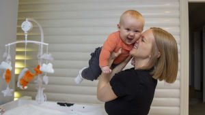 En annan som hjälpt Hanna är dottern Sagah - den gladaste lilla unge du kan hitta. En kvinna lyfter upp sin bebis. Bebisen skrattar.